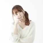 考える